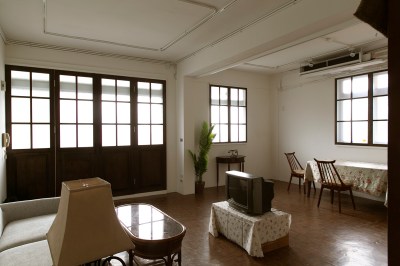 老舊客廳落地窗